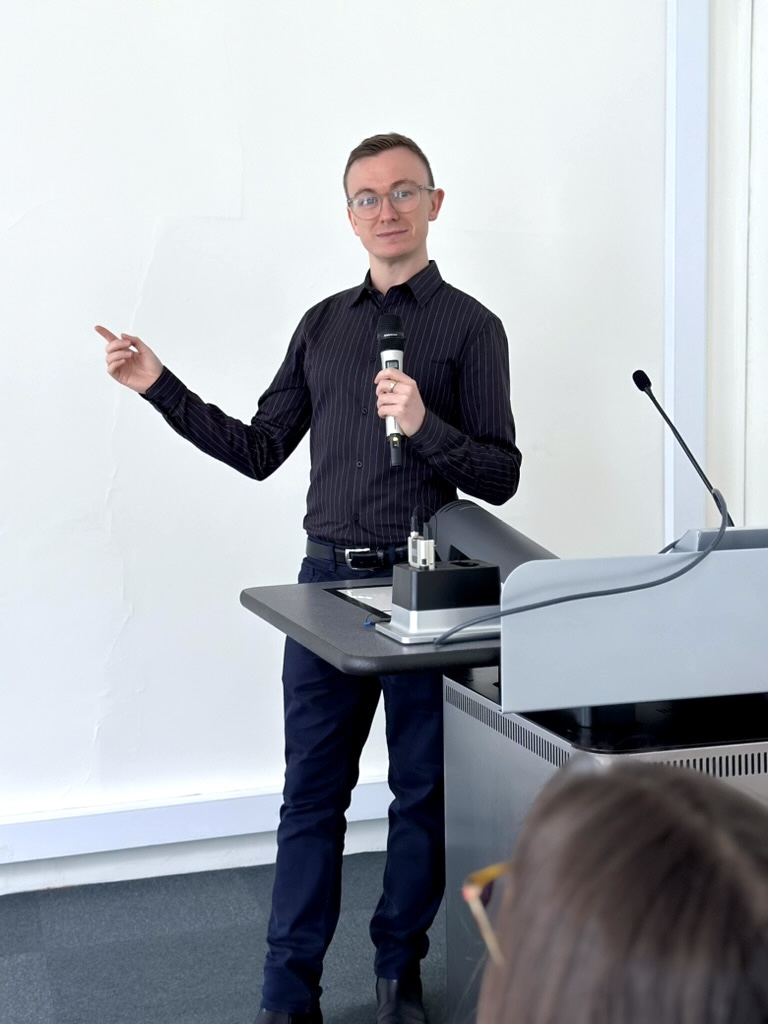 Jordan Poole lecturing at university