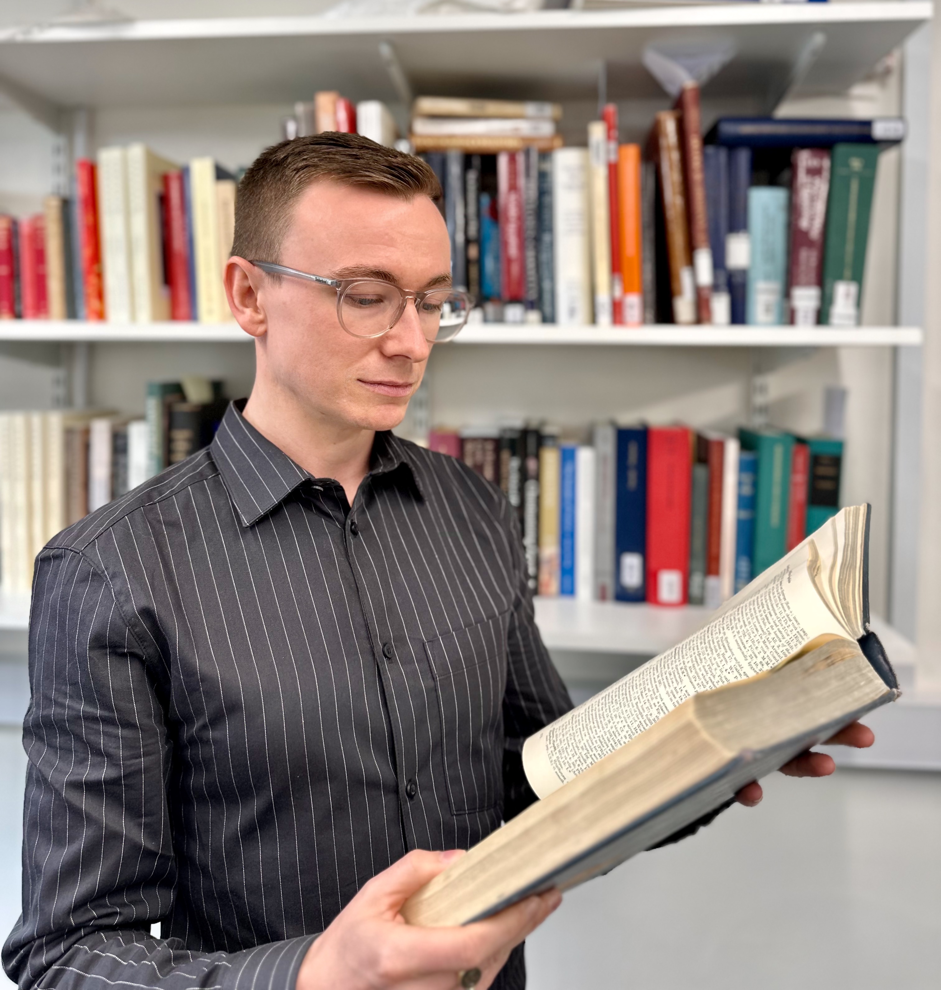 Jordan Poole reading in library